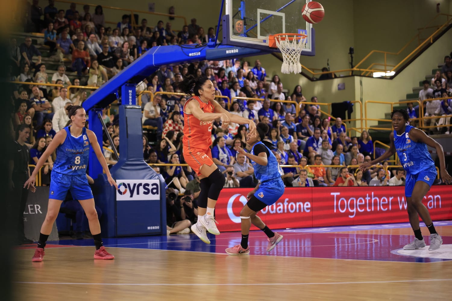 El emocionante partido entre Avenida y Valencia Basket, en imágenes