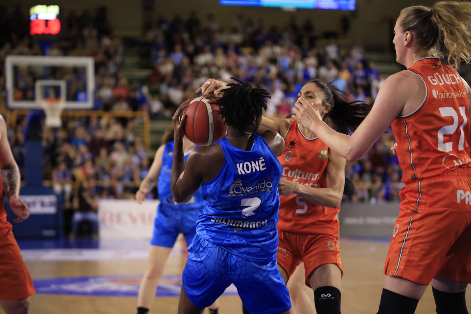 El emocionante partido entre Avenida y Valencia Basket, en imágenes