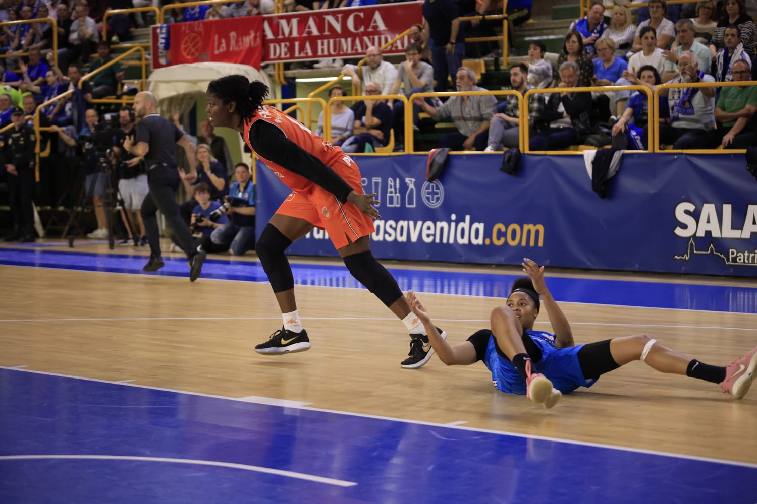 El emocionante partido entre Avenida y Valencia Basket, en imágenes