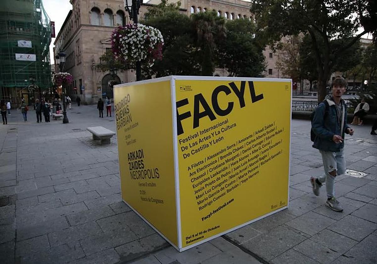 Cartel del FÀCYL, en las calles de Salamanca.