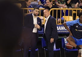 Nacho Martínez dialoga con Pablo García durante el partido de este jueves