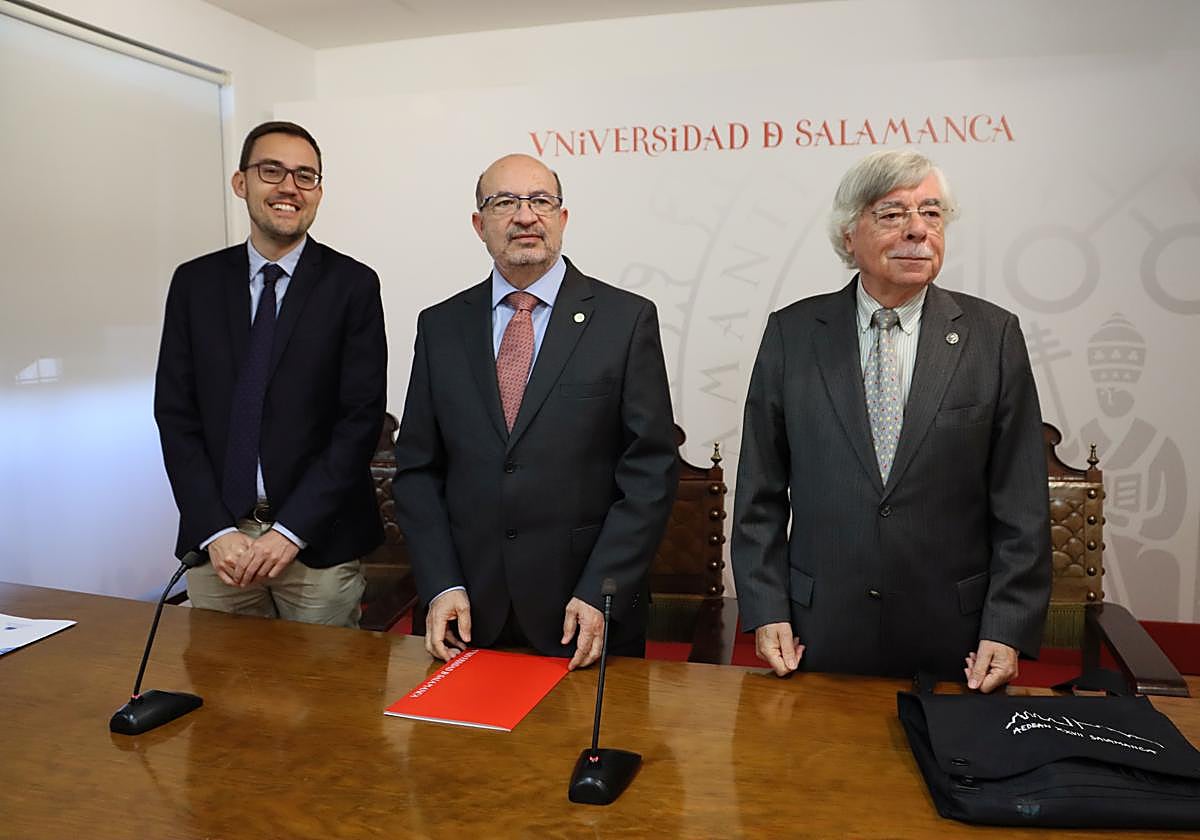 El rector en funciones de la Universidad de Salamanca, David Díez (centro), acompañado por el concejal de Cultura y Turismo , Ángel Fernández Silva (izq.), y del vicepresidente de la Junta Directiva de Alumni - USAL, Román Álvarez
