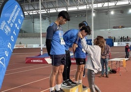 La concejala de Deportes hace entrega de unas medallas durante una jornada de los Juegos Escolares de Salamanca.