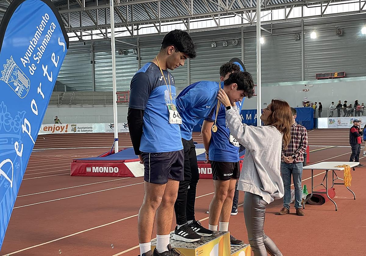 La concejala de Deportes hace entrega de unas medallas durante una jornada de los Juegos Escolares de Salamanca.