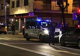 Agentes de la Policía Local, en una intervención nocturna en una imagen de archivo.