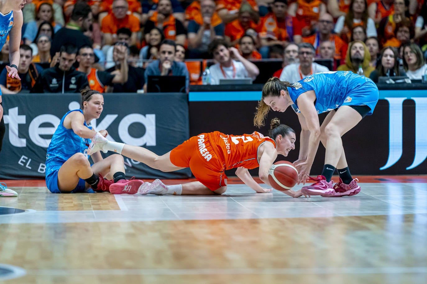 El partido entre Avenida y Valencia Basket en imágenes