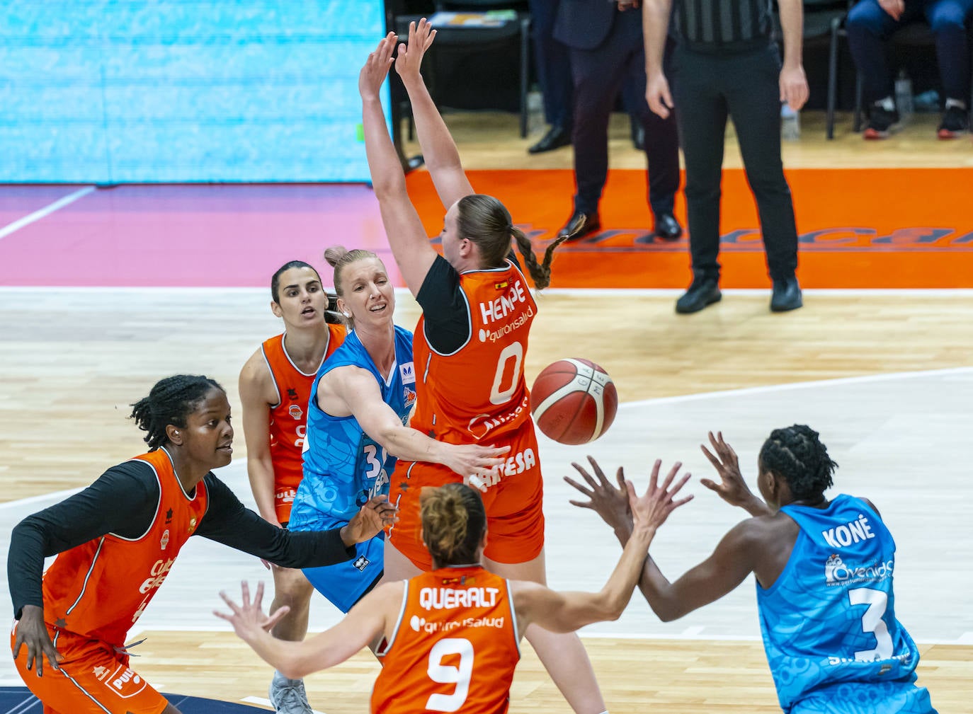 El partido entre Avenida y Valencia Basket en imágenes