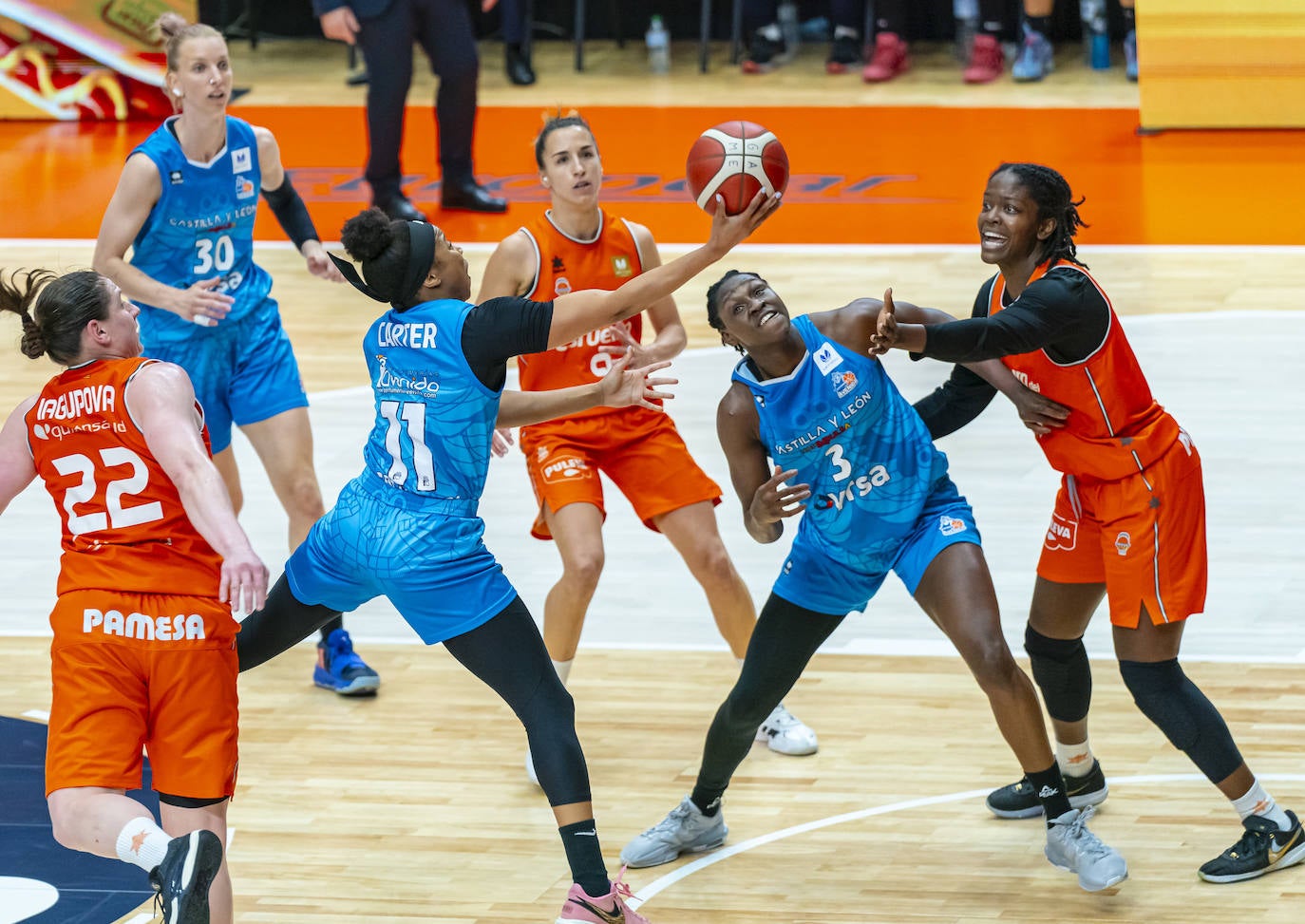 El partido entre Avenida y Valencia Basket en imágenes