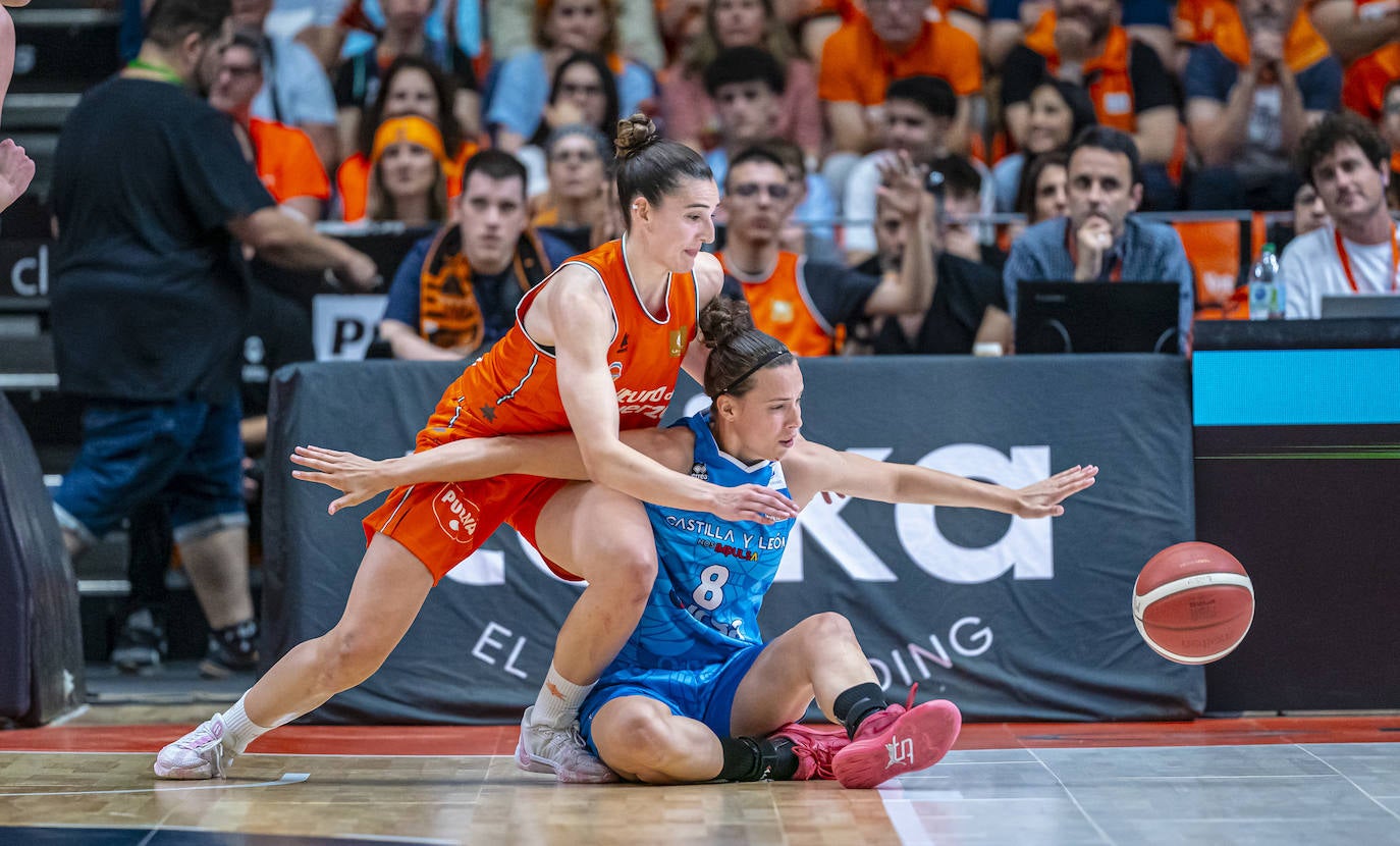 El partido entre Avenida y Valencia Basket en imágenes