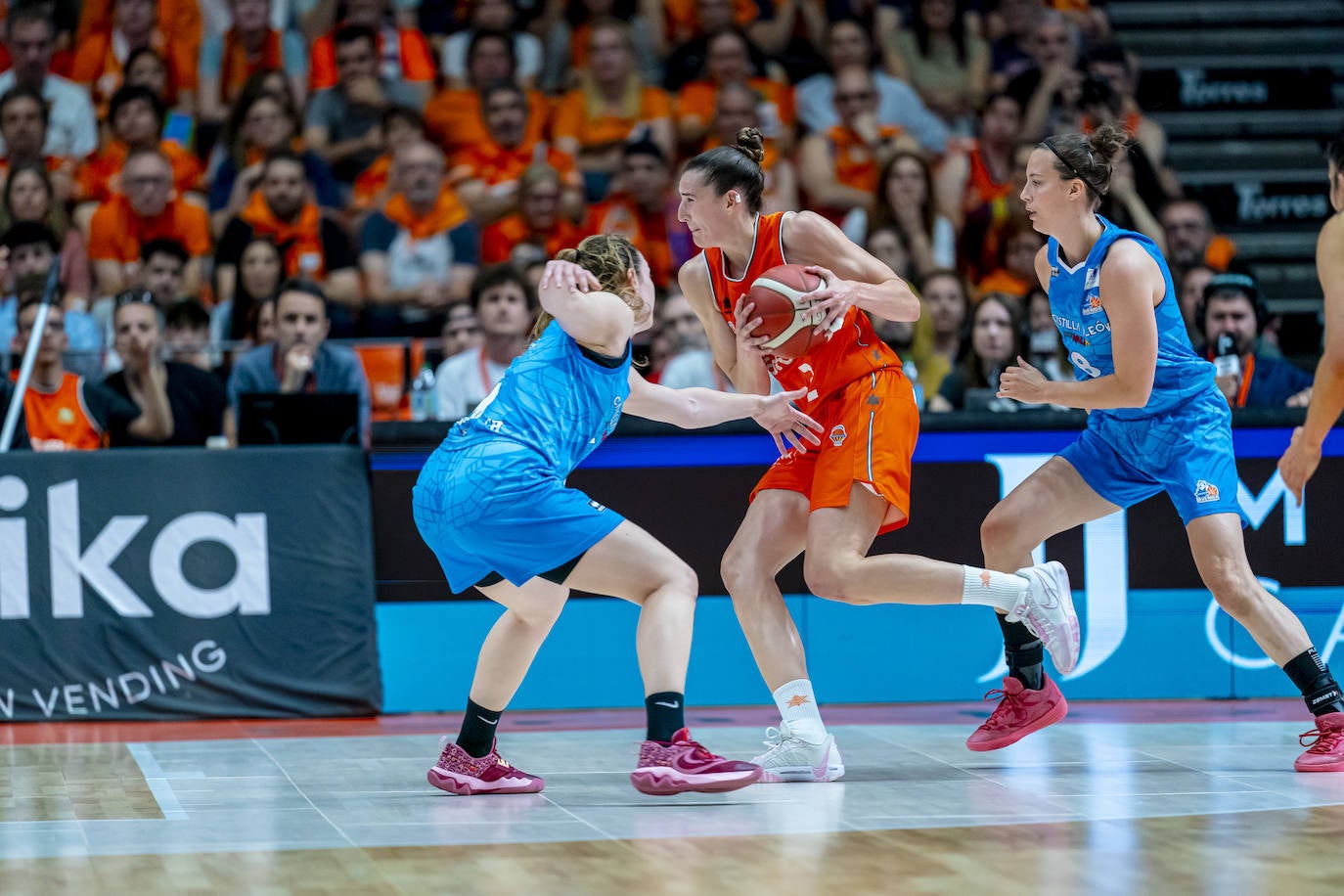 El partido entre Avenida y Valencia Basket en imágenes