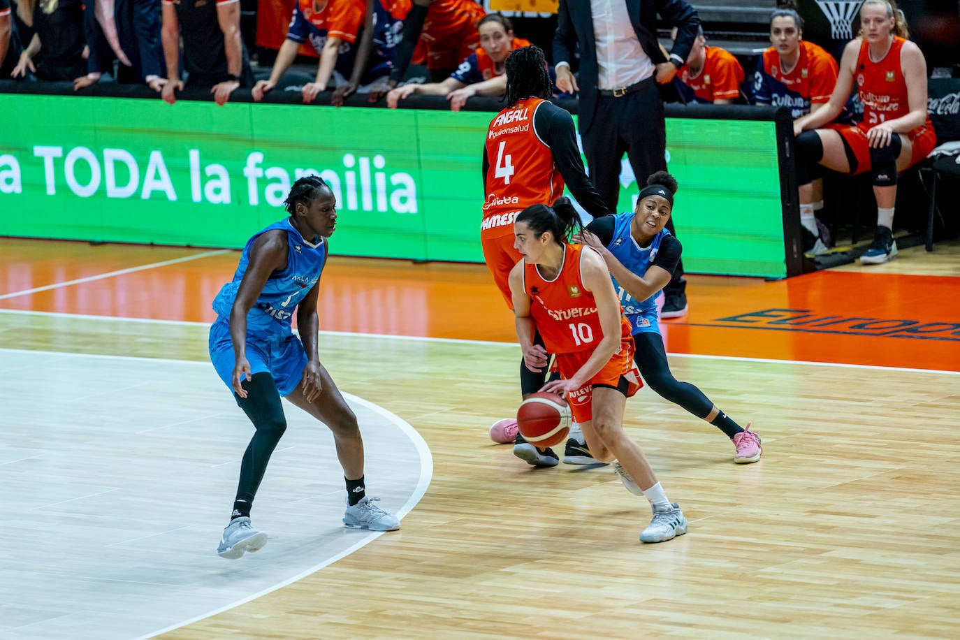 El partido entre Avenida y Valencia Basket en imágenes