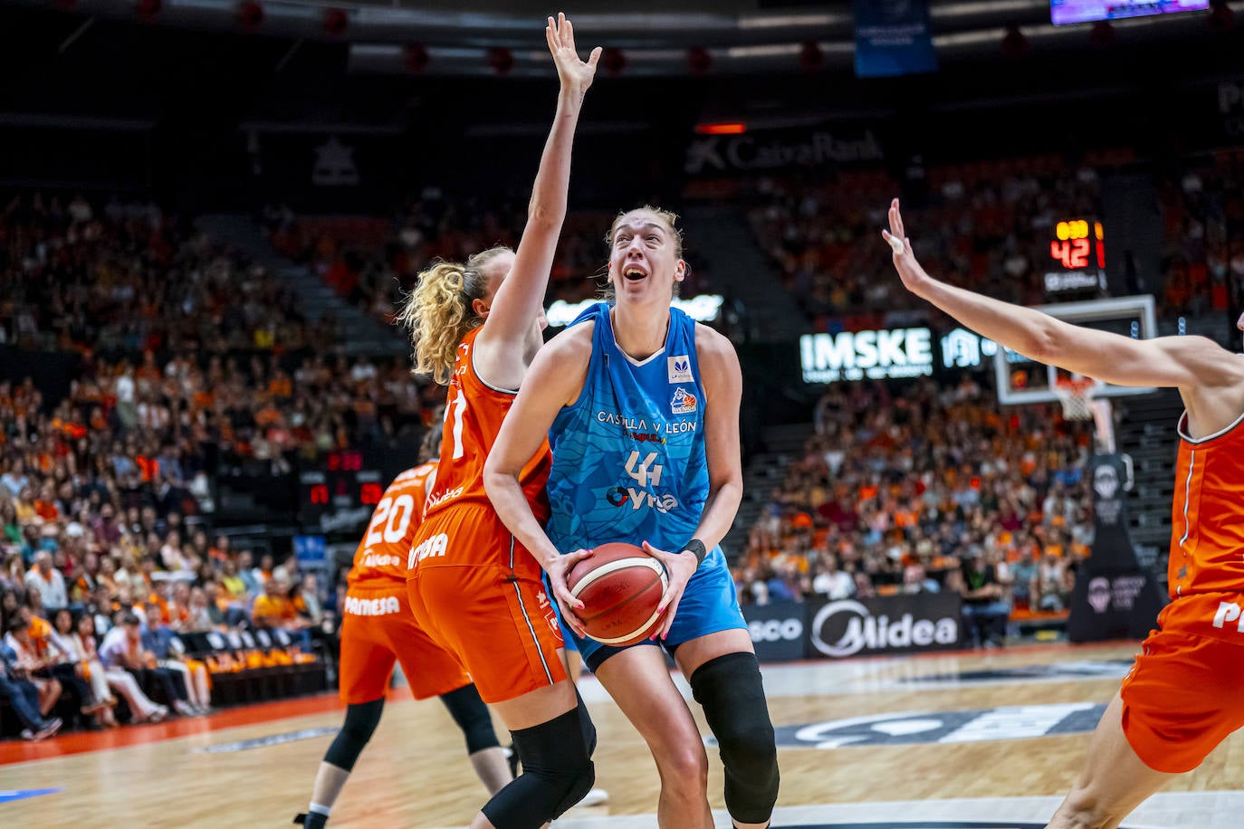 El partido entre Avenida y Valencia Basket en imágenes