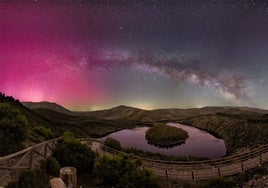 El Meandro Melero durante Aurora Boreal y a su lado la Vía Láctea.