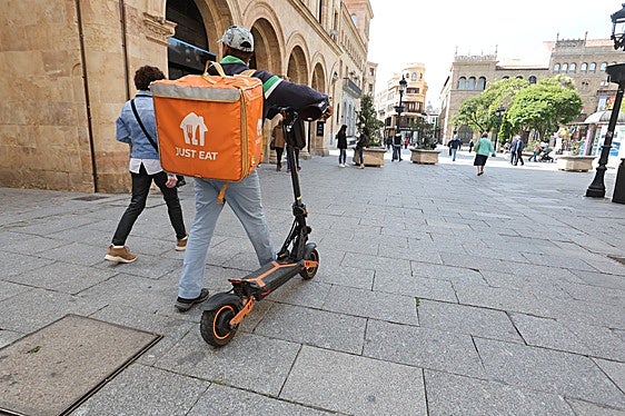 Un usuario de patinete en la calle Zamora.