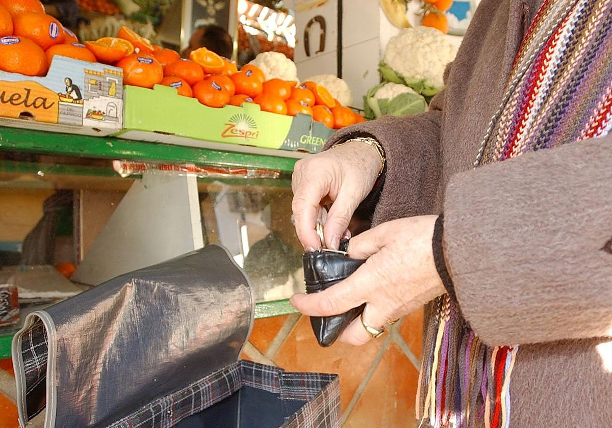 La cesta de la compra contiene sus precios hasta abril pero los recibos del hogar suben en Salamanca