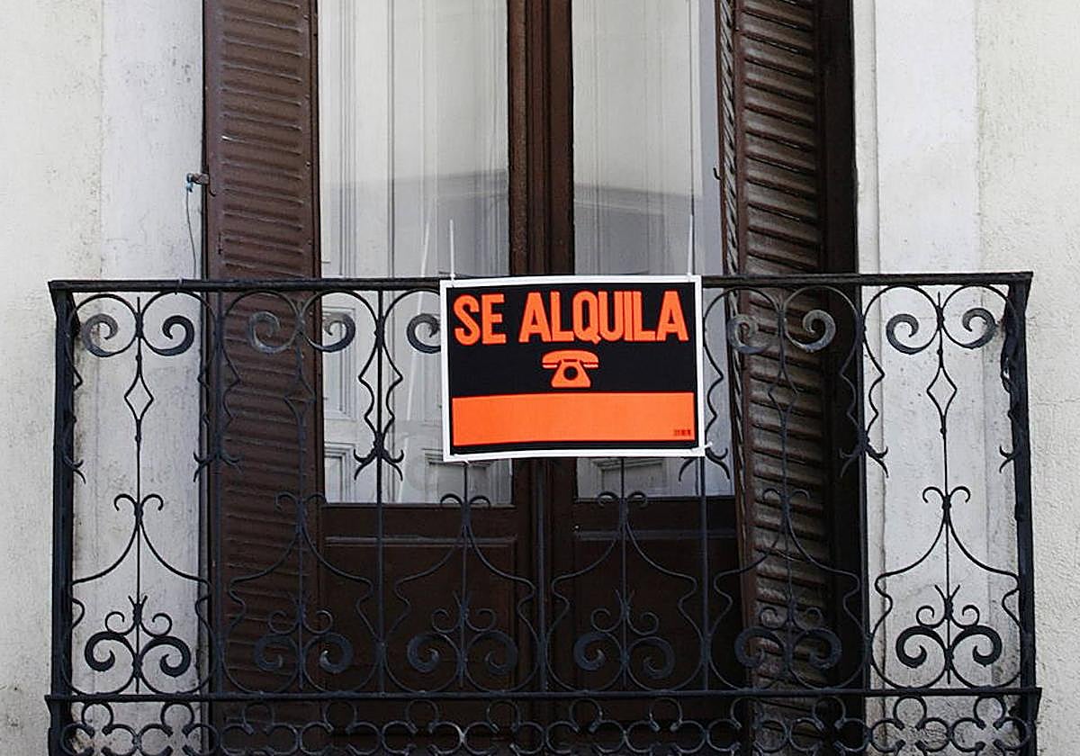 Cartel de alquiler de piso en una imagen de archivo.