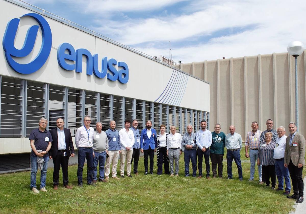 Asistentes al encuentro frente a la fábrica de Enusa en Juzbado.