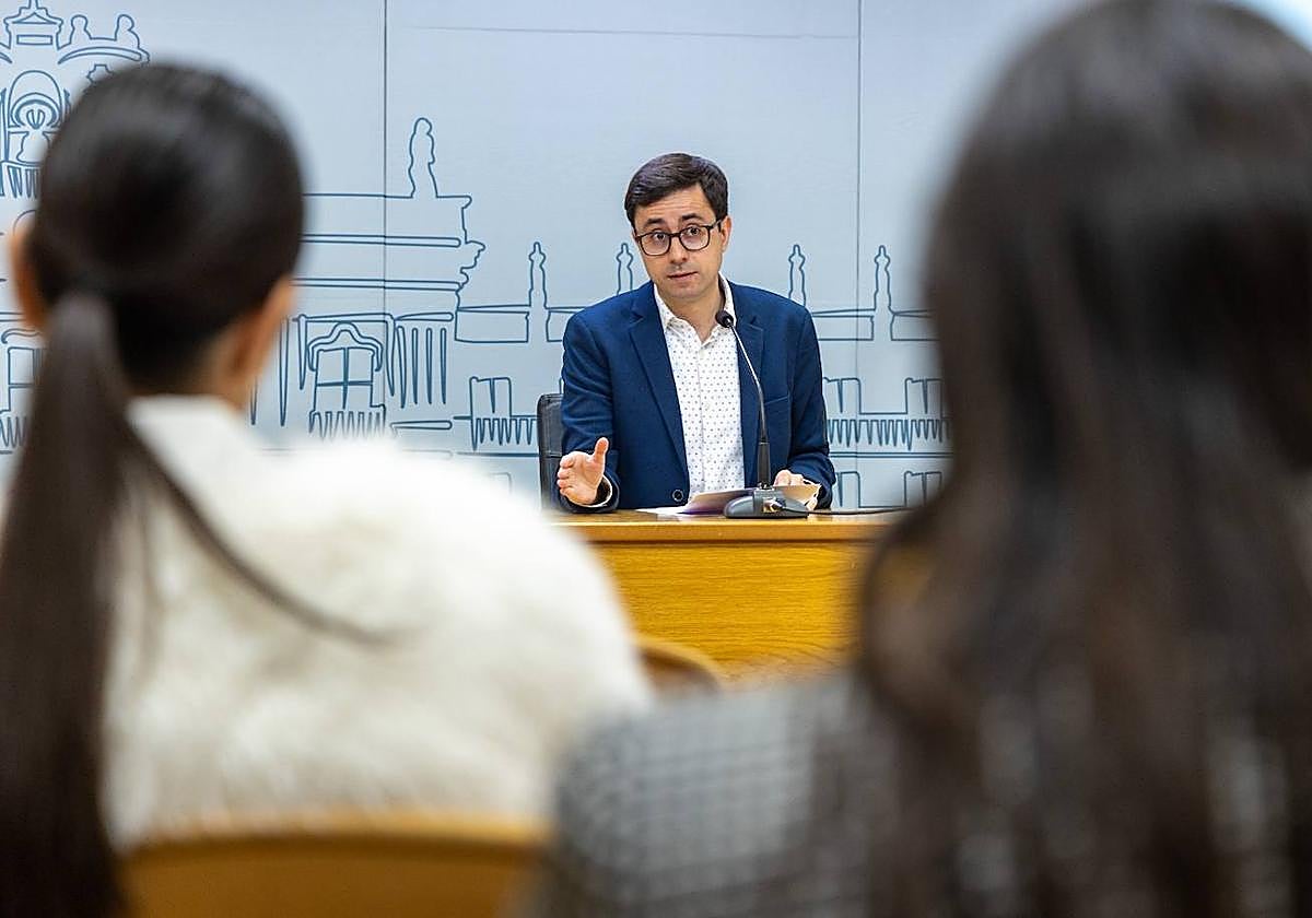 Rueda de prensa del portavoz socialista en el Ayuntamiento de Salamanca, José Luis Mateos.