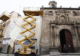 Obras en el edificio anejo a una de las portadas de San Martín.