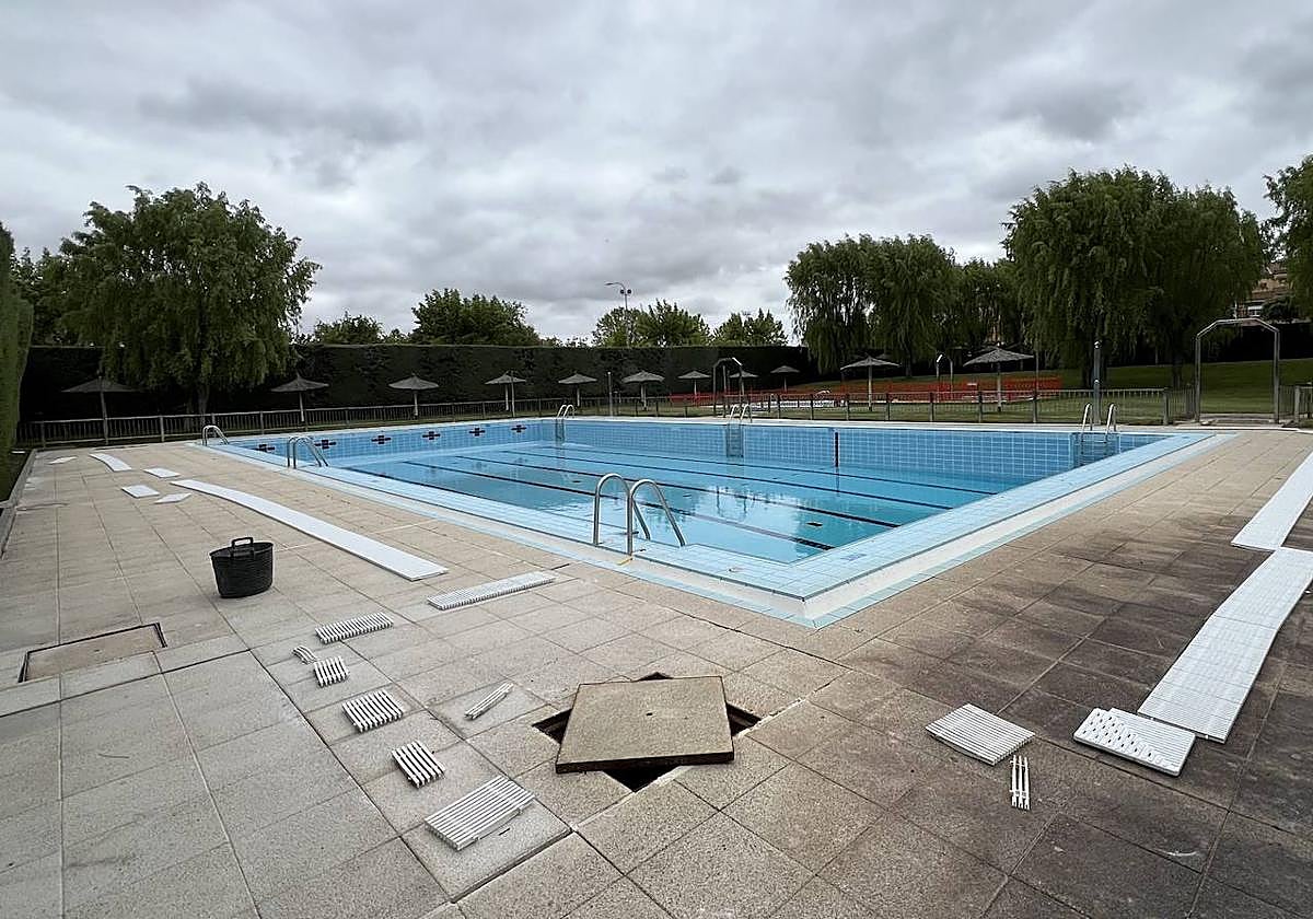 Obras de mantenimiento de las piscinas municipales de Carbajosa antes de su apertura.