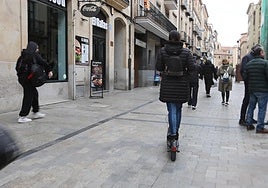 Circular por aceras y calles peatonales, la infracción más repetida entre los patinetes y bicicletas.