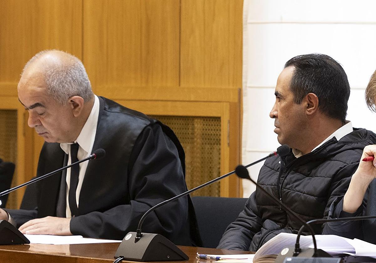 Rubén Álvarez, a la derecha, en la primera sesión del juicio.