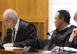 Rubén Álvarez, a la derecha, en la primera sesión del juicio.
