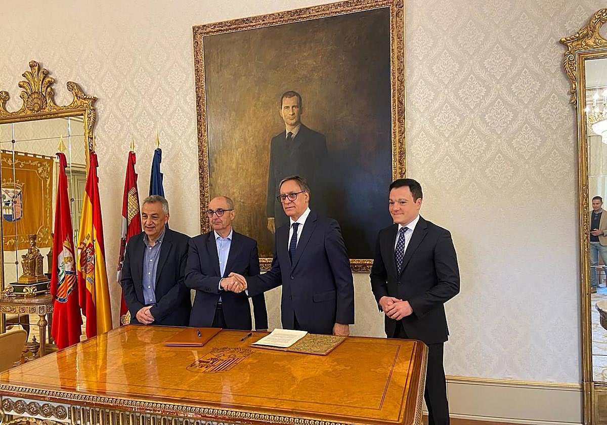 Carlos García Carbayo y el director general de Iberaval, Pedro Pisonero, se estrechan la mano.