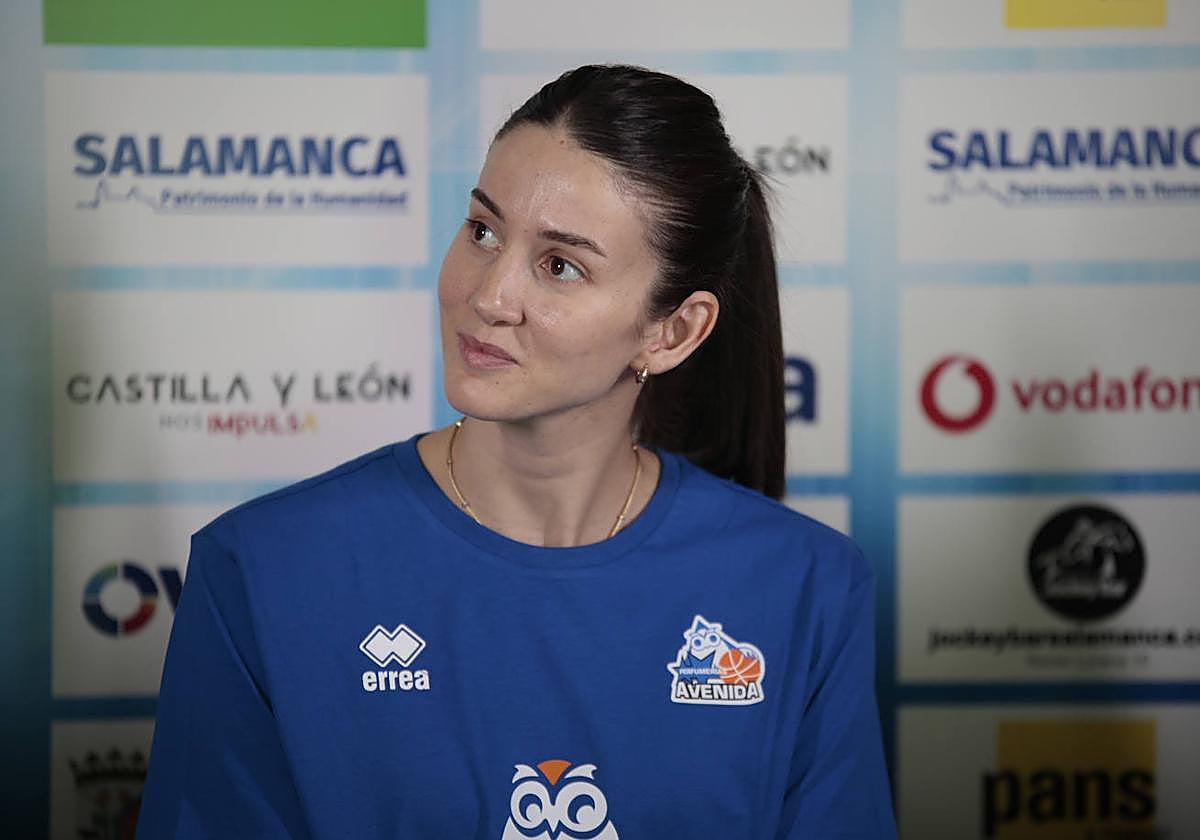 Presentación de Olçay Çakir como jugadora de CB Avenida