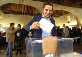 Corchado, durante las elecciones a rector.