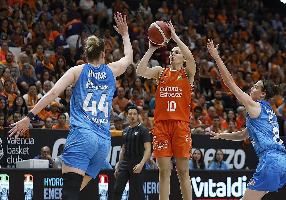 Hatar ante Leticia Romero