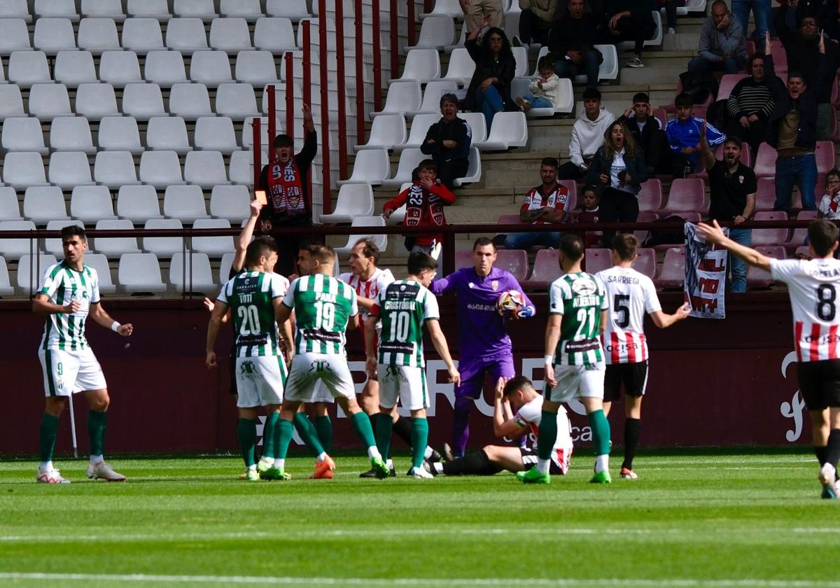 Pequeña bronca en un momento del partido.