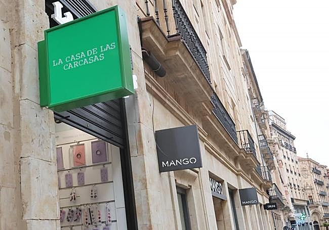 La banderola situada en la calle Toro no cumple con el material y además, en esta vía, estarán prohibidas las banderolas.