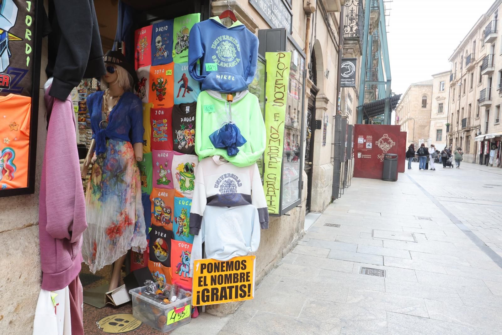 Exposición de productos de manera irregular que ocultan elementos originales del edificio.