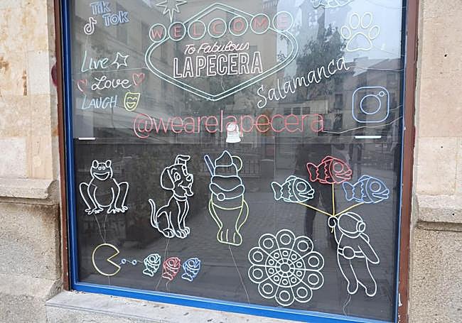 Escaparate de un comerció en calle Rúa Mayor con demasiados colores que se iluminan.