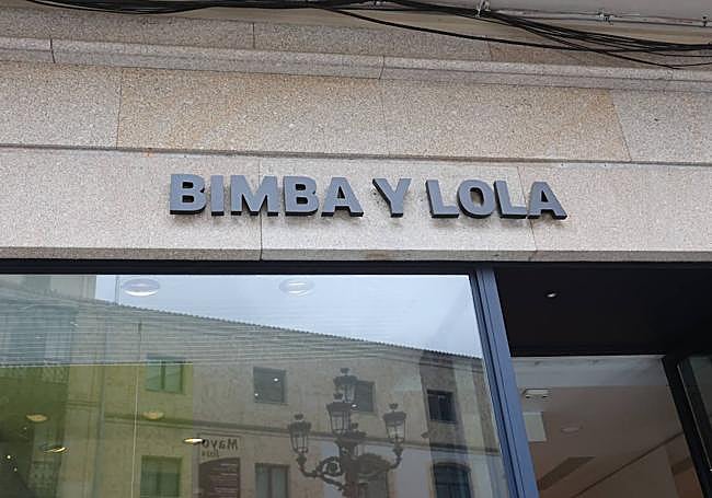 Una tienda con los rótulos adaptados en tamaño- máximo 30 centímetros- y color a la ordenanza en la calle Toro.