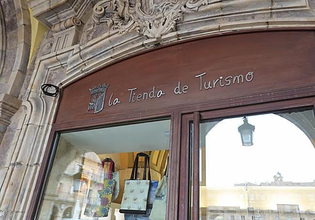 Rótulo del Ayuntamiento con acabado metalizado brillante.