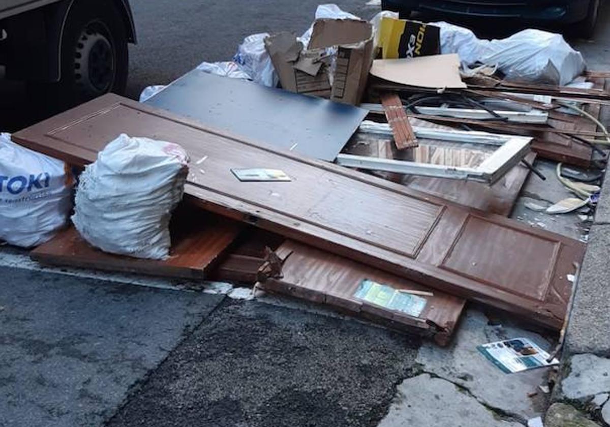 Muebles abandonados en la calle en una imagen de archivo.
