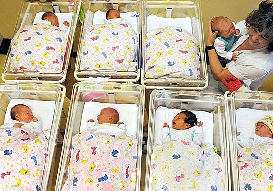 Varios bebés, en sus cunas tras nacer.