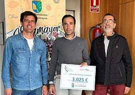 Óscar Martín, representante de la Asociación Asperger y Benjamín Llorente, de Atletas Veteranos de Salamanca como organizadores de la prueba, junto al concejal de Villamayor Salvador Ruano Sanchón.
