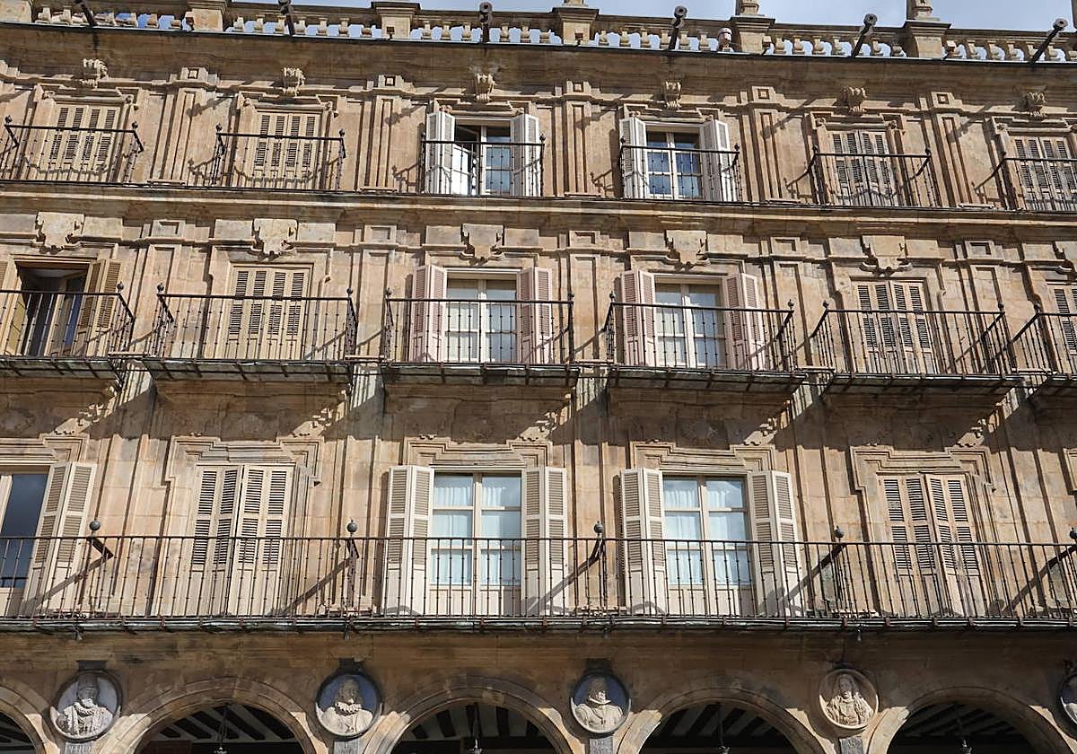 Algunas de las carpinterías de madera de la Plaza Mayor de Salamanca con sus diferentes tonalidades.