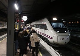Tren llegando de noche a Salamanca en una imagen de archivo.