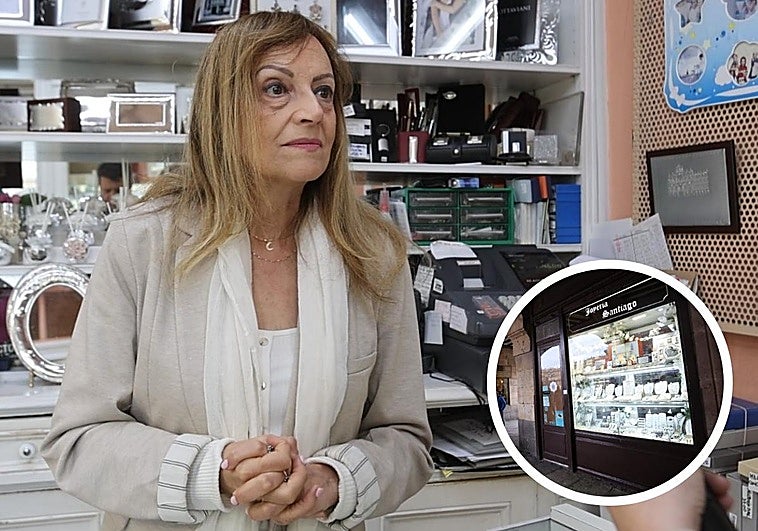 Pilar, tercera generación de Joyería Santiago; en el círculo, el escaparate del local.