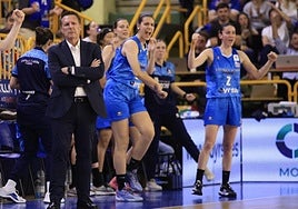 Lucía, en el centro, celebra una canasta de Avenida.