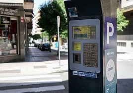 Un parquímetro de la zona azul de Salamanca.