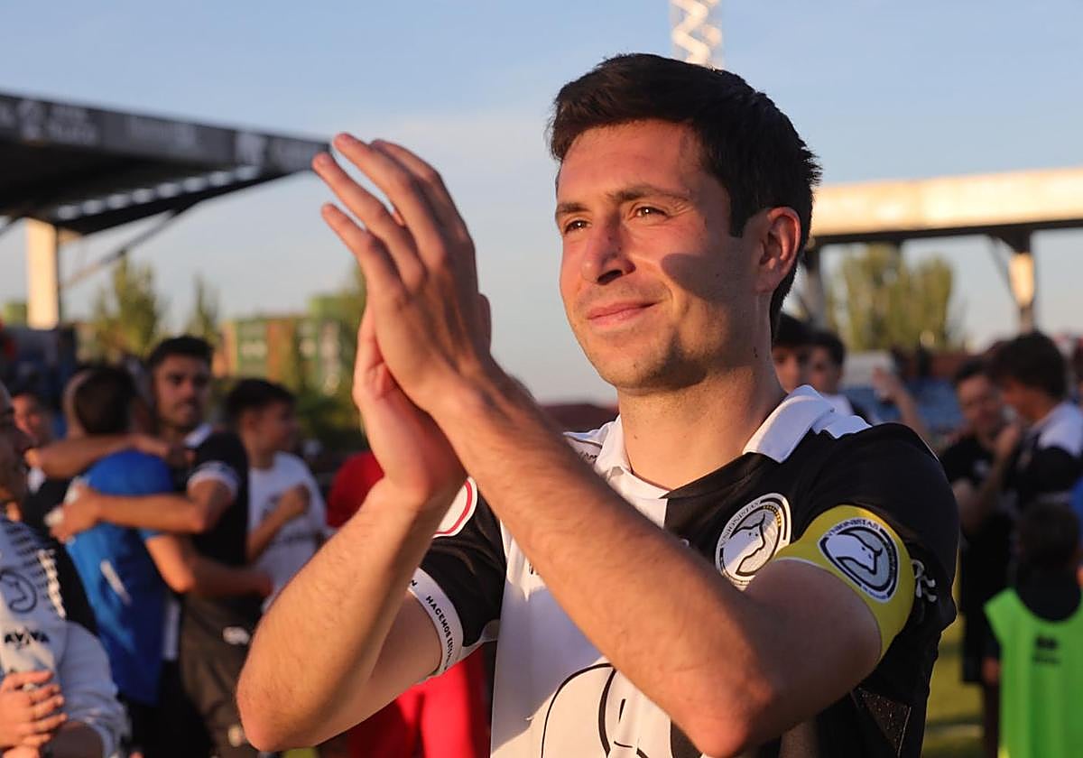 Nespral se despide de la afición de Unionistas tras ser cambiado durante el partido.