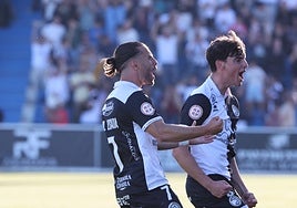 Mario Losada celebra el 2-0 de Unionistas en el cierre de la temporada