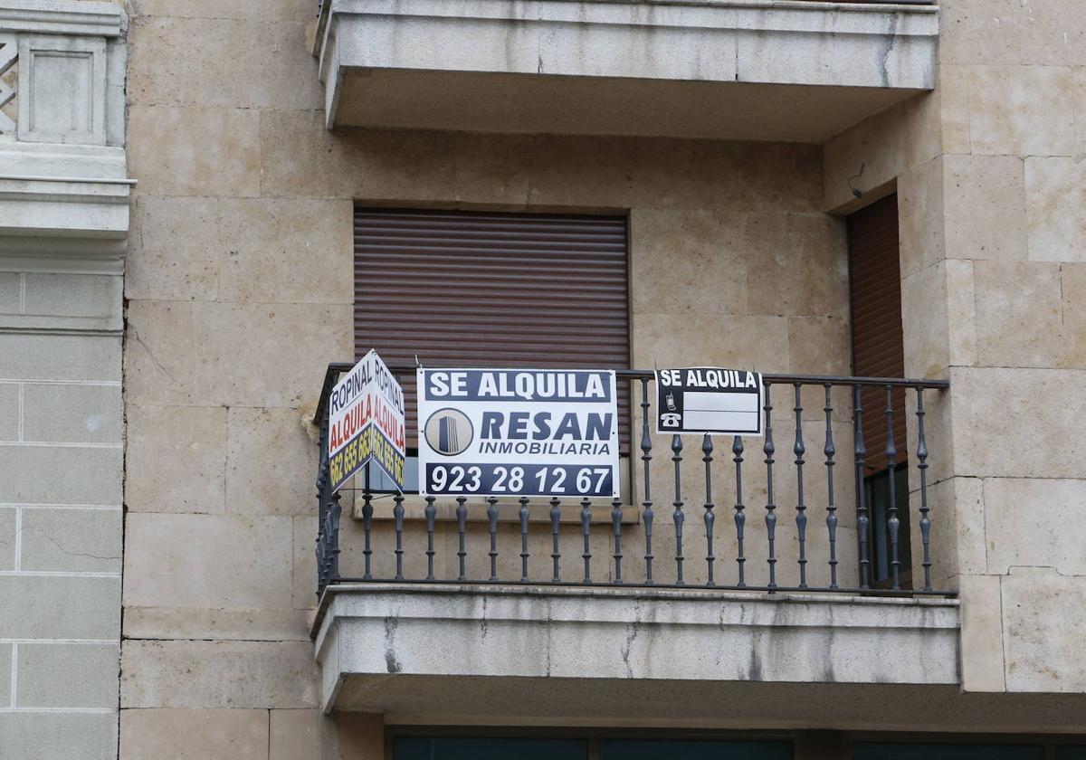 Anuncios de alquiler de viviendas en un edificio de la capital salmantina.