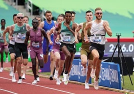 El ganador Kerr, encabezando el grupo en Eugene, y Mario García Romo, al final del mismo.
