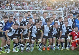 Foto de familia tras la finalización del partido del domingo ante en Arenteiro, el último de la temporada.